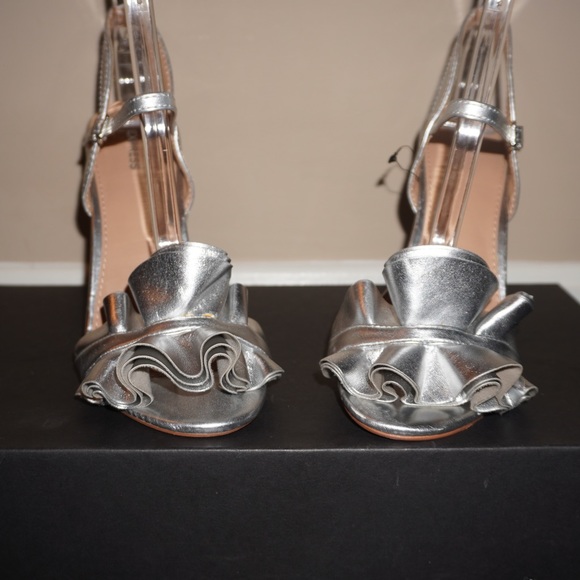 NWT Express Silver Ruffle Peep Toe Strappy High Heel Sandals. Size 8 - Picture 2 of 12